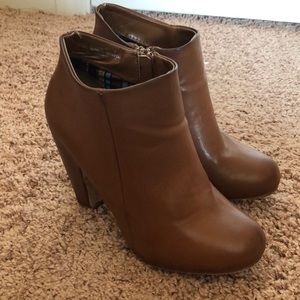 Brown ankle boots from the boutique Dress up